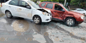 Mujer distraída por el celular provoca choque en Ciudad Victoria, Tamaulipas