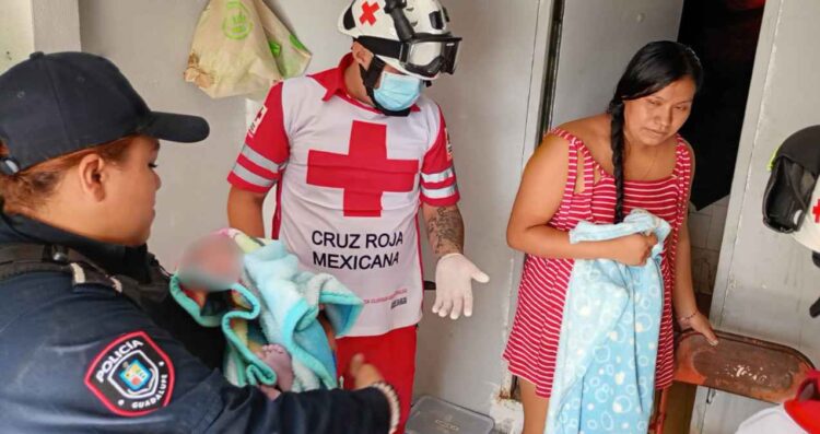 Mujer entra en labor y da a luz en casa en Guadalupe, Nuevo León