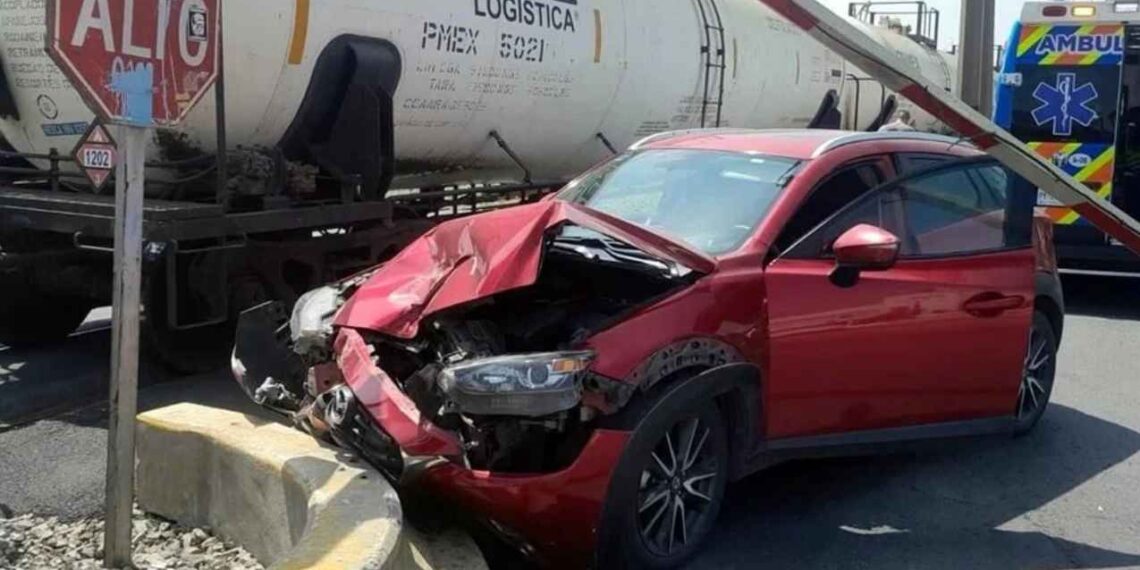 Mujer intenta ganarle al tren y termina herida en San Nicolás, NL