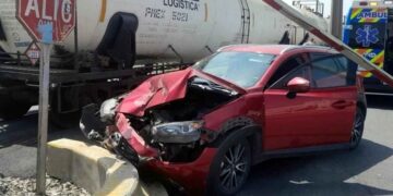 Mujer intenta ganarle al tren y termina herida en San Nicolás, NL