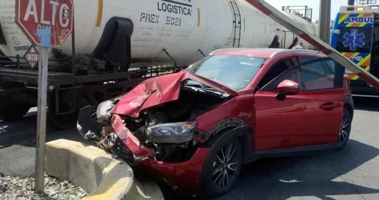 Mujer intenta ganarle al tren y termina herida en San Nicolás, NL