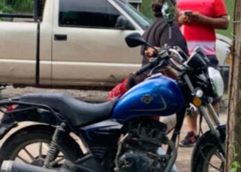 Mujer resulta herida tras choque entre moto y camioneta en El Mante, Tamaulipas