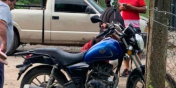 Mujer resulta herida tras choque entre moto y camioneta en El Mante, Tamaulipas