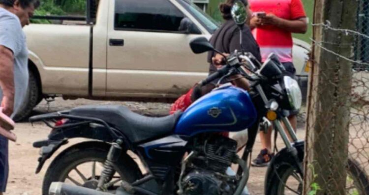 Mujer resulta herida tras choque entre moto y camioneta en El Mante, Tamaulipas