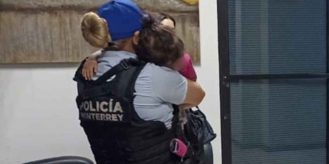 Niña deambulaba sola en el centro de Monterrey, Nuevo León; policías la rescatan
