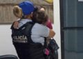 Niña deambulaba sola en el centro de Monterrey, Nuevo León; policías la rescatan