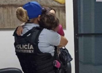 Niña deambulaba sola en el centro de Monterrey, Nuevo León; policías la rescatan