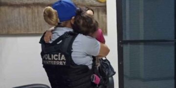 Niña deambulaba sola en el centro de Monterrey, Nuevo León; policías la rescatan