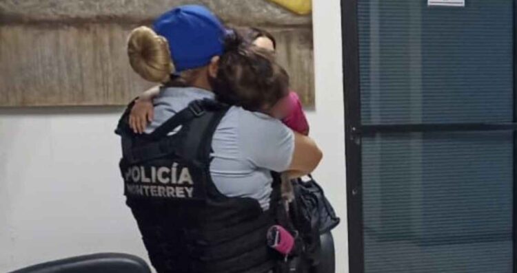 Niña deambulaba sola en el centro de Monterrey, Nuevo León; policías la rescatan