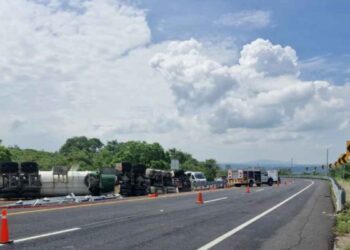 Pipa cargada con combustible sufre aparatosa volcadura en la Autopista La Pera-Cuautla