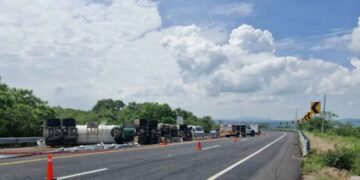 Pipa cargada con combustible sufre aparatosa volcadura en la Autopista La Pera-Cuautla