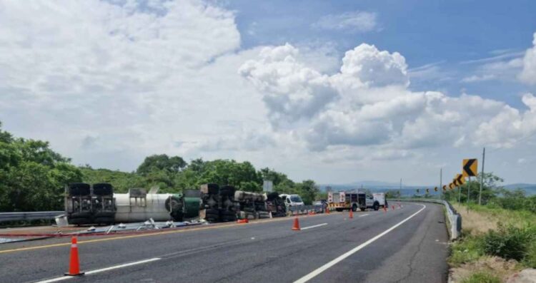 Pipa cargada con combustible sufre aparatosa volcadura en la Autopista La Pera-Cuautla