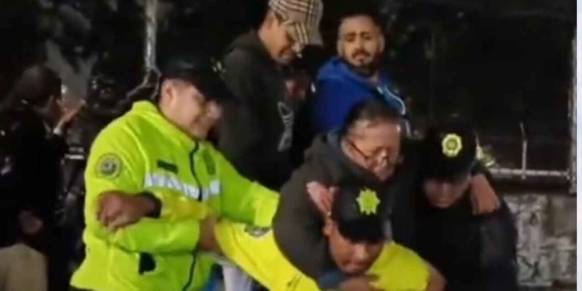 Policías rescatan a adulta mayor lesionada tras caer en hoyo oculto por lluvia en CDMX