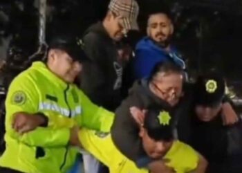Policías rescatan a adulta mayor lesionada tras caer en hoyo oculto por lluvia en CDMX