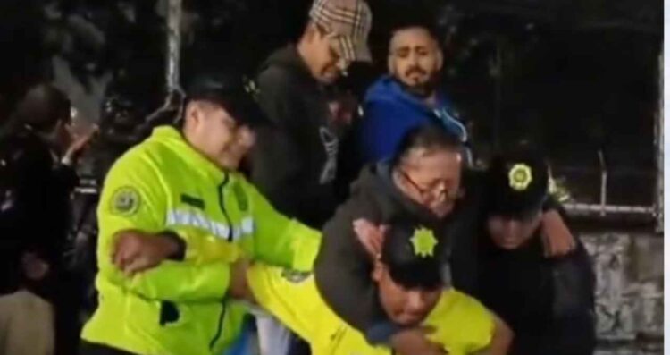 Policías rescatan a adulta mayor lesionada tras caer en hoyo oculto por lluvia en CDMX