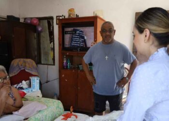 Presidenta Lucy de Gattás recorre la ciudad para entregar apoyos en los hogares de las familias victorenses