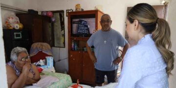 Presidenta Lucy de Gattás recorre la ciudad para entregar apoyos en los hogares de las familias victorenses