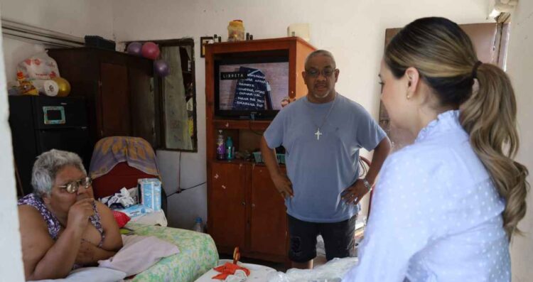 Presidenta Lucy de Gattás recorre la ciudad para entregar apoyos en los hogares de las familias victorenses