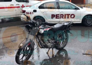 Repartidores chocan en moto tras omitir alto en el centro de Ciudad Victoria, Tamaulipas