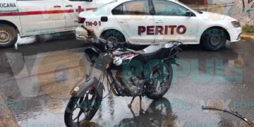 Repartidores chocan en moto tras omitir alto en el centro de Ciudad Victoria, Tamaulipas