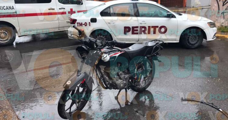 Repartidores chocan en moto tras omitir alto en el centro de Ciudad Victoria, Tamaulipas