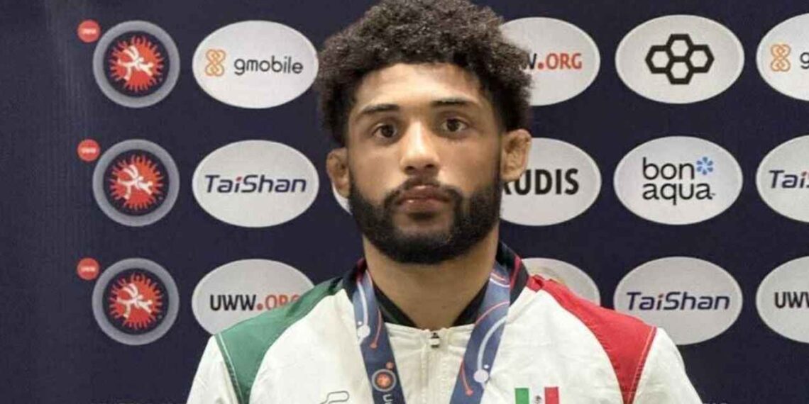 Román Bravo-Young gana plata en torneo internacional de lucha en Mongolia