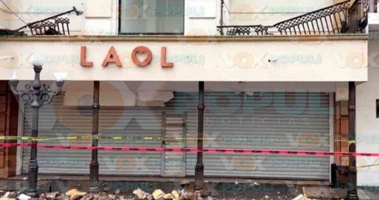 Se desploma alero de edificio tras las intensas lluvias en el centro de Tampico, Tamaulipas