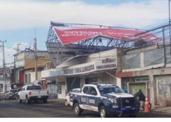 Se desploma anuncio espectacular sobre locales comerciales en Ecatepec, Edomex