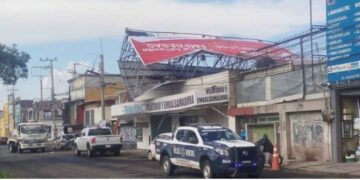 Se desploma anuncio espectacular sobre locales comerciales en Ecatepec, Edomex