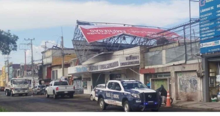 Se desploma anuncio espectacular sobre locales comerciales en Ecatepec, Edomex