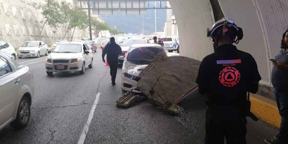 Se desploma pared sobre auto en Túnel de la Loma Larga en San Pedro, Nuevo León