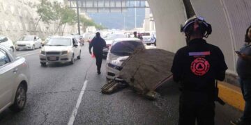 Se desploma pared sobre auto en Túnel de la Loma Larga en San Pedro, Nuevo León