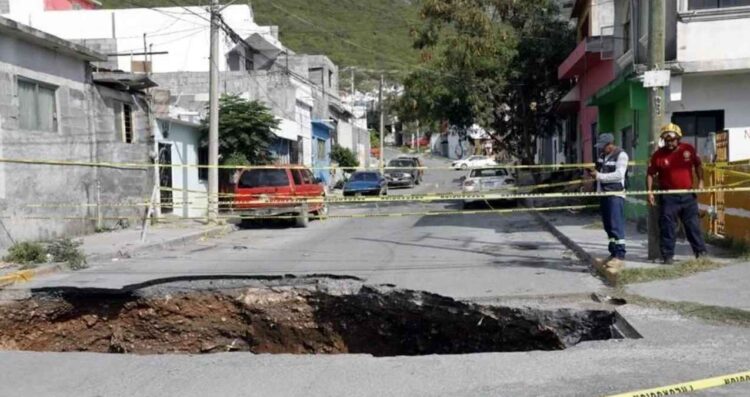 Se forma socavón 5 metros de profundidad en Escobedo, Nuevo León