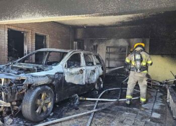 Se incendia camioneta en el estacionamiento de una vivienda en San Pedro, NL; hay un hombre herido
