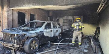 Se incendia camioneta en el estacionamiento de una vivienda en San Pedro, NL; hay un hombre herido
