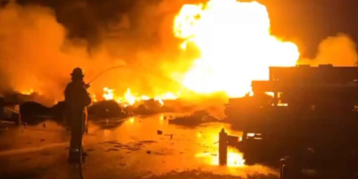 Se incendia fabrica en Salinas Victoria, Nuevo León; así se aprecia