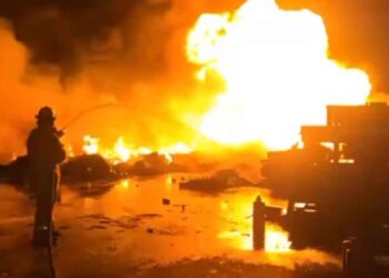 Se incendia fabrica en Salinas Victoria, Nuevo León; así se aprecia