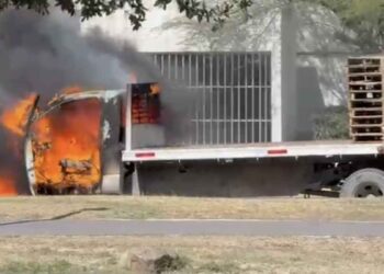 Se incendia la cabina de un camión en Escobedo, Nuevo León