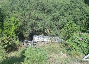 Se vuelca camión con bultos de harina en carretera de Jaumave, Tamaulipas