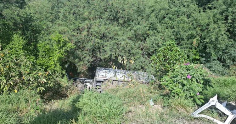 Se vuelca camión con bultos de harina en carretera de Jaumave, Tamaulipas