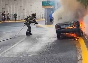 Taxi se incendia en avenida de Monterrey, Nuevo León