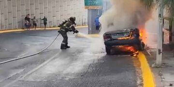 Taxi se incendia en avenida de Monterrey, Nuevo León