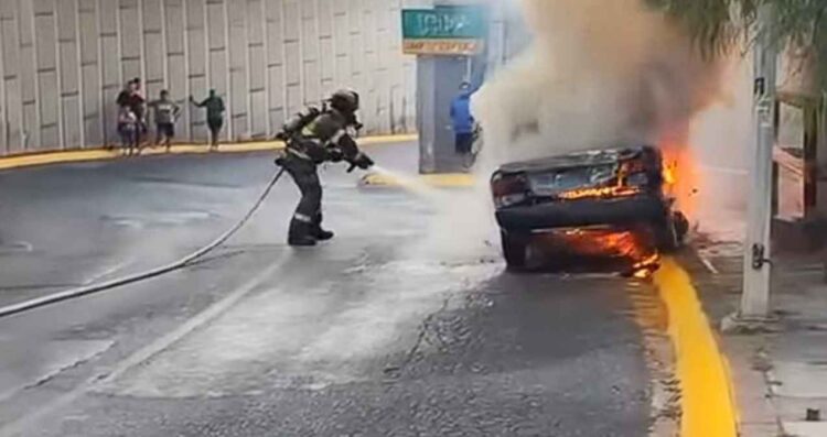 Taxi se incendia en avenida de Monterrey, Nuevo León