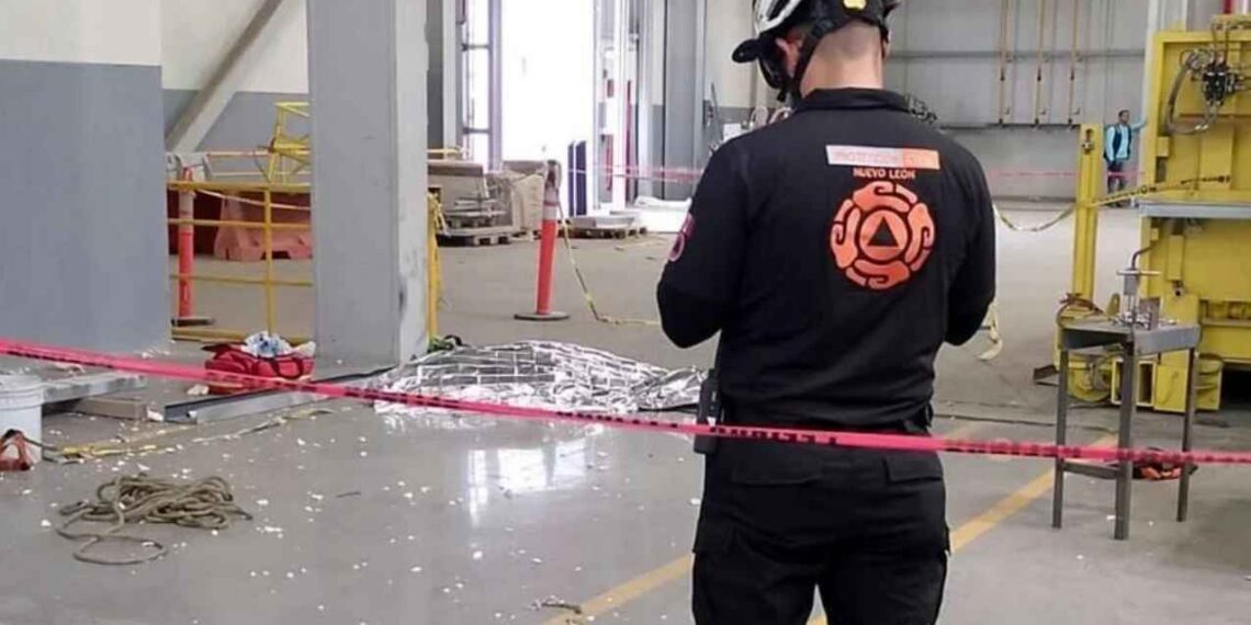 Trabajador muere al caer de una altura aproximada de 8 metros en una bodega de Escobedo, NL