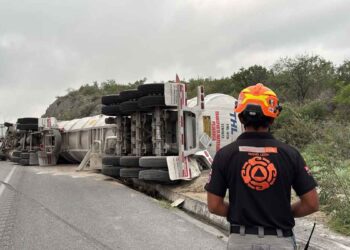Tractocamión vuelca en el Anillo Periférico del municipio de García, Nuevo León