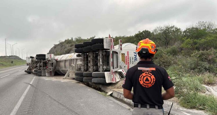 Tractocamión vuelca en el Anillo Periférico del municipio de García, Nuevo León