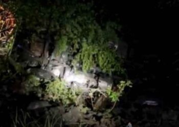 Tráiler cae a barranco en carretera Naranjo–Antiguo Morelos