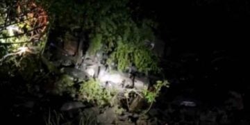 Tráiler cae a barranco en carretera Naranjo–Antiguo Morelos