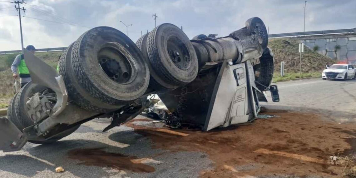 Tráiler cae desnivel Apodaca