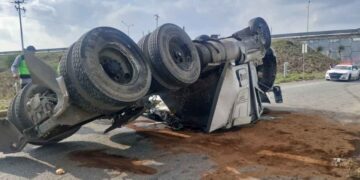 Tráiler cae desnivel Apodaca